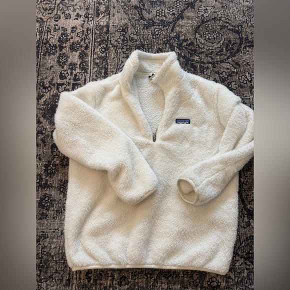 Patagonia Tops - Patagonia Cream Sherpa Fleece Pullover with Logo Tag. EUC. Size medium.